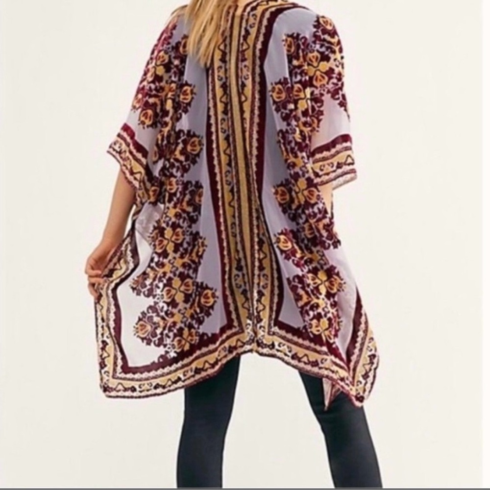 Nightbird Burnout Velvet Kimono - Muse.
One size fits all. Like New